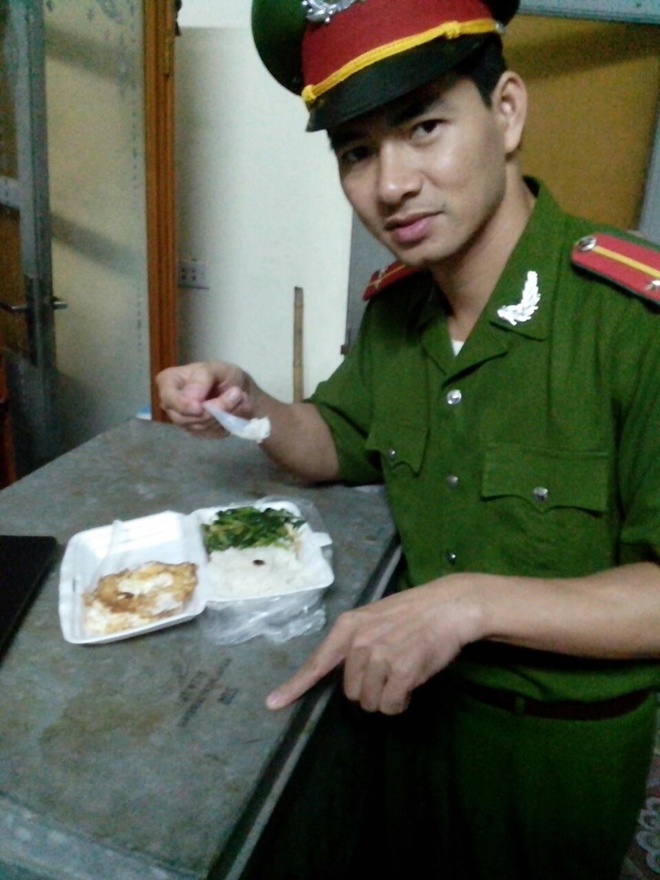 Bữa cơm tạm bợ khi 'nhỡ bữa' của nam nghệ sĩ từng khiến dư luận xôn xao.