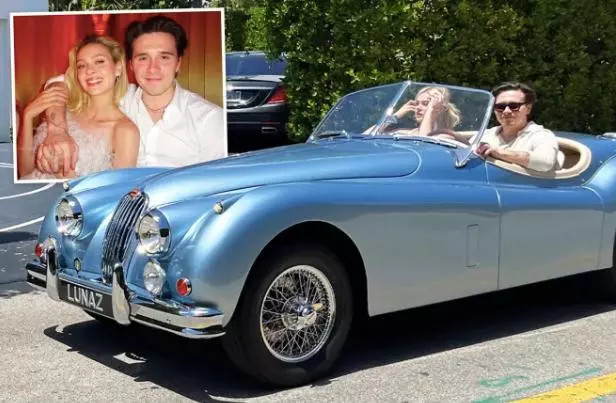 Cả hai xuất hiện trên chiếc xe màu xanh cổ điển được cự danh thủ người Anh tặng như một món quà cưới.