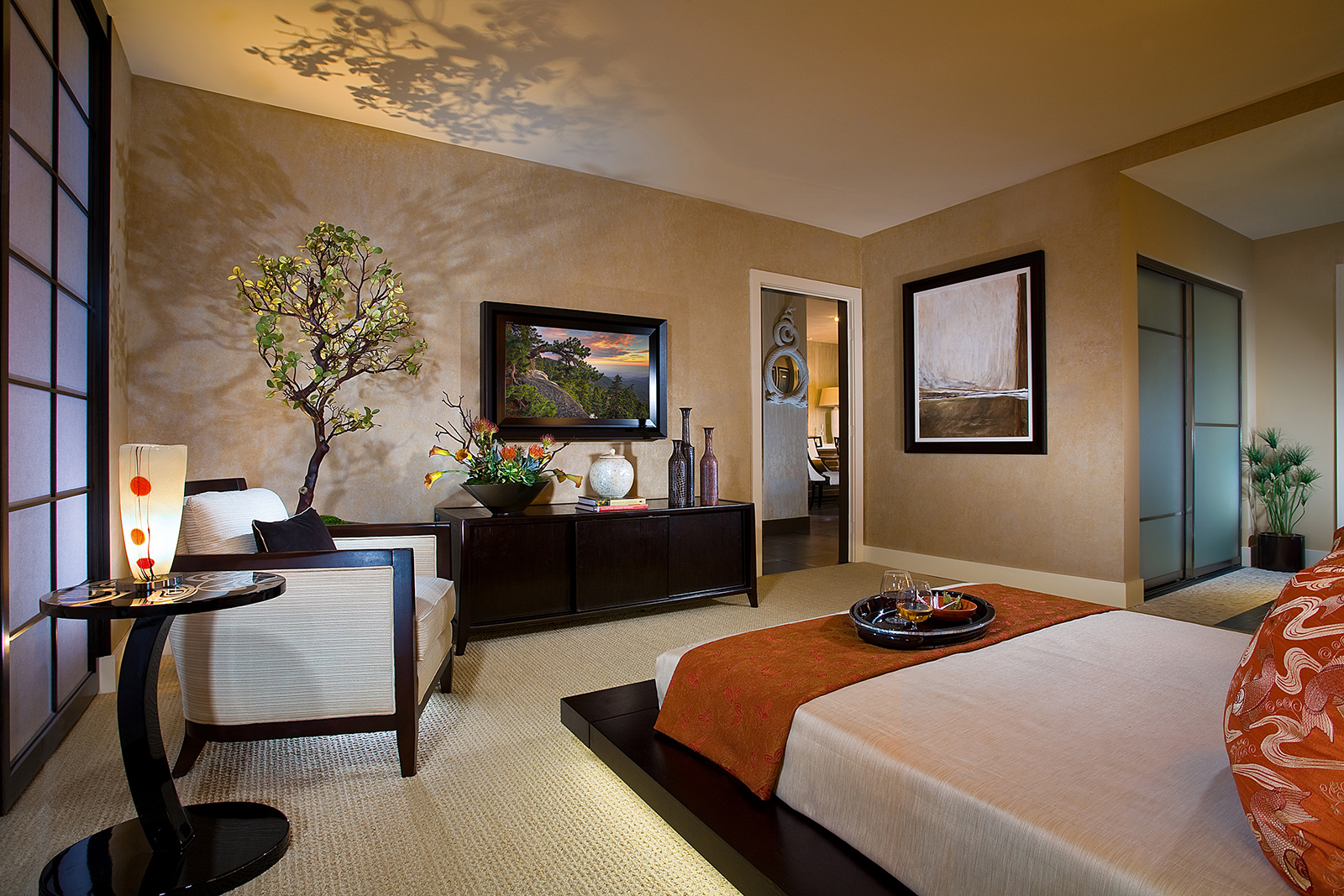 7. Phòng ngủ đôi phong cách mang phong cách nội thất Phương Đông. Những gam màu ấm và ánh sáng nhẹ nhàng phản chiếu lên các bức tường tạo không gian thư giãn trong khi cây xanh mang lại sự tươi mới cho căn phòng. Phòng ngủ rất ấm áp, phong cách và thoải mái.