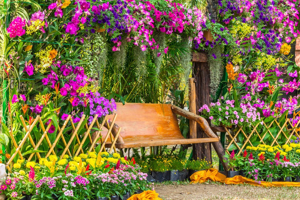 Một số người làm vườn có thể xen kẽ, kết hợp 1, 2 hoặc có thể có 3 màu hoa trong một khoảng vườn có diện tích nhỏ. Ngoài ra đừng quên thiết kế thêm một vài chiếc ghế hoặc bộ bàn ghế nhỏ để có thêm không gian thư giãn cho chính mình.