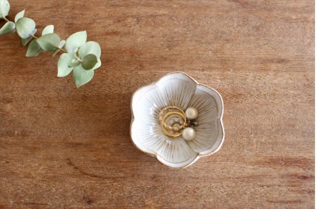Đóa hoa chân ngỗng (họ Mao Lương) nhỏ xinh được biến hóa thành chiếc bát nhỏ sẽ trang trí cho chiếc bàn ăn của bạn thêm phần trang nhã. Với thiết kế nhỏ nhắn, nên bạn có thể dùng đựng nước chấm, các loại hạt hoặc có thể dùng đựng trang sức như hoa tai hoặc nhẫn.