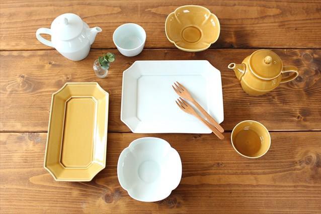 Sự kết hợp giữa thiết kế vuông và tròn của bộ ấm trà và dĩa này mang đến một cảm giác hài hòa, thích hợp cho các bữa tiệc trà theo phong cách Nhật Bản. Hai màu trắng và hổ phách tạo thêm điểm nhấn sang trọng cho thiết kế này.