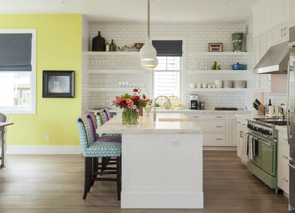 3. Phong cách biển trong phòng bếp của cặp đôi The Novogratz được nhấn nhá vô cùng nhẹ nhàng với vỏ bọc ghế hoa văn màu sắc, Xen kẽ với gam màu trắng chủ đạo là màu vàng chanh nhạt, xanh cốm vv điểm xuyết giúp phòng bếp trở nên vô cùng sinh động.
