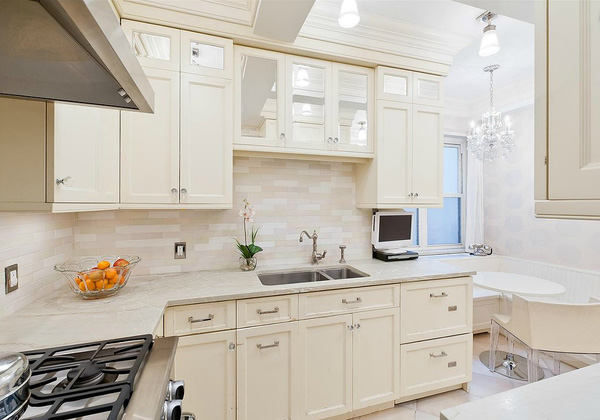7. Phòng bếp nhỏ xinh của Kimberly Guilfoyle với màu trắng chủ đạo giúp không gian tươi sáng. Tận dụng một góc cuối bếp, cô đặt một chiếc bàn ăn nhỏ cho hai người ngay góc cửa sổ tạo sự lãng mạn và nhẹ nhàng cho góc bếp.