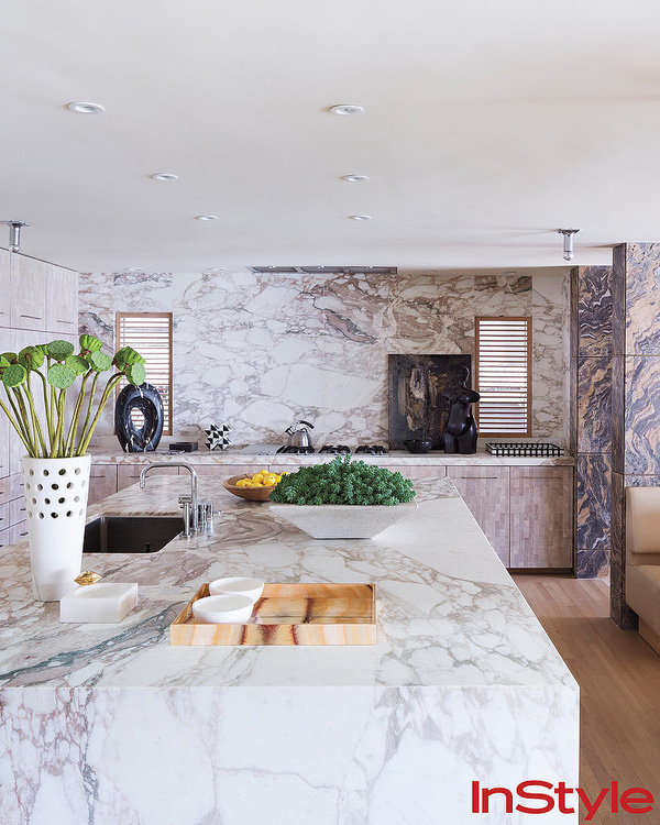 8. Toàn bộ phòng bếp của Kelly Wearstler được ốp đá cẩm thạch có vân từ tường bếp, quầy bếp cho đến bàn bếp gợi cảm giác thiên nhiên cho không gian.