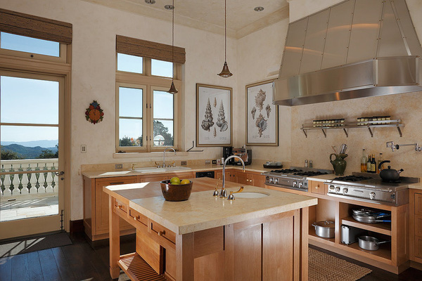 9. Phòng bếp tầng cao hình chữ L đơn giản của Robin Williams có gam màu be sẫm ấm cúng. Phòng bếp đơn giản với góc bếp, bàn bếp và hai bức họa trang trí được treo ở góc trái.