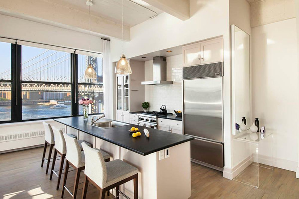 12. Phòng bếp của Anne Hathaway có view nhìn thẳng xuống dòng sông yên tĩnh – khác xa với vẻ nhộn nhịp của thành phố. Đơn giản với gam màu đen trắng tinh tế cùng đồ nội thất phòng bếp của cô trở nên vô cùng cuốn hút.