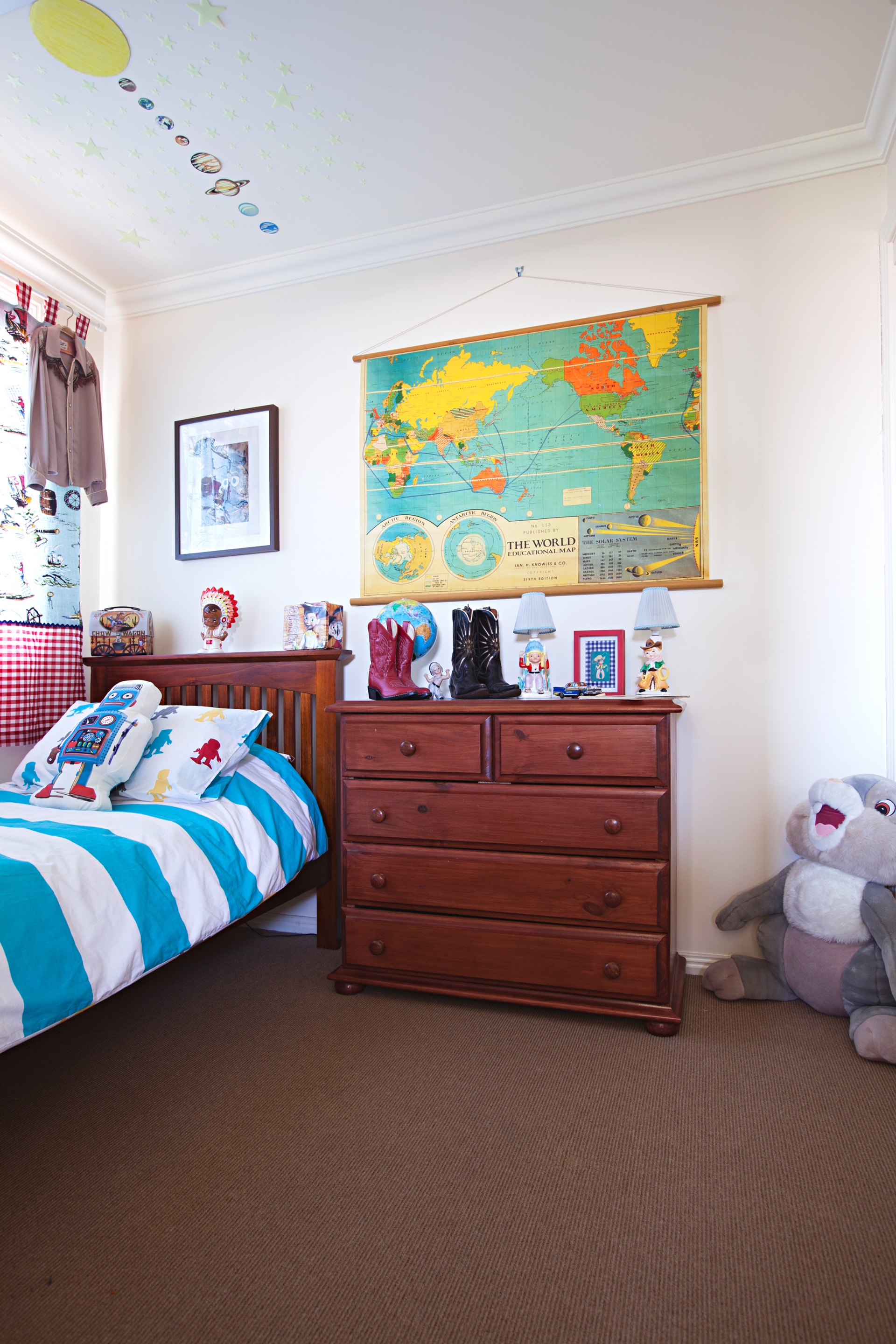 Phòng ngủ của cậu con trai có gam màu xanh dương mát mẻ với những hoạt tiết phù hợp với độ tuổi được in lên gối và chăn.