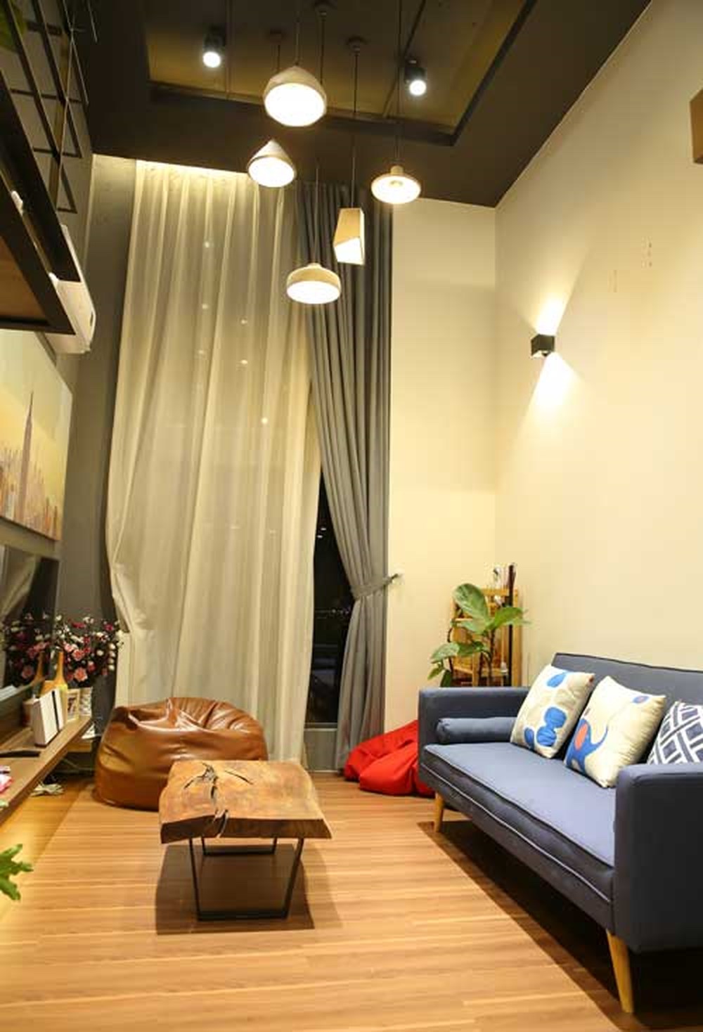 Hệ thống chiếu sáng thả trần tạo điểm nhấn sang trọng và hiện đại cho phòng khách.