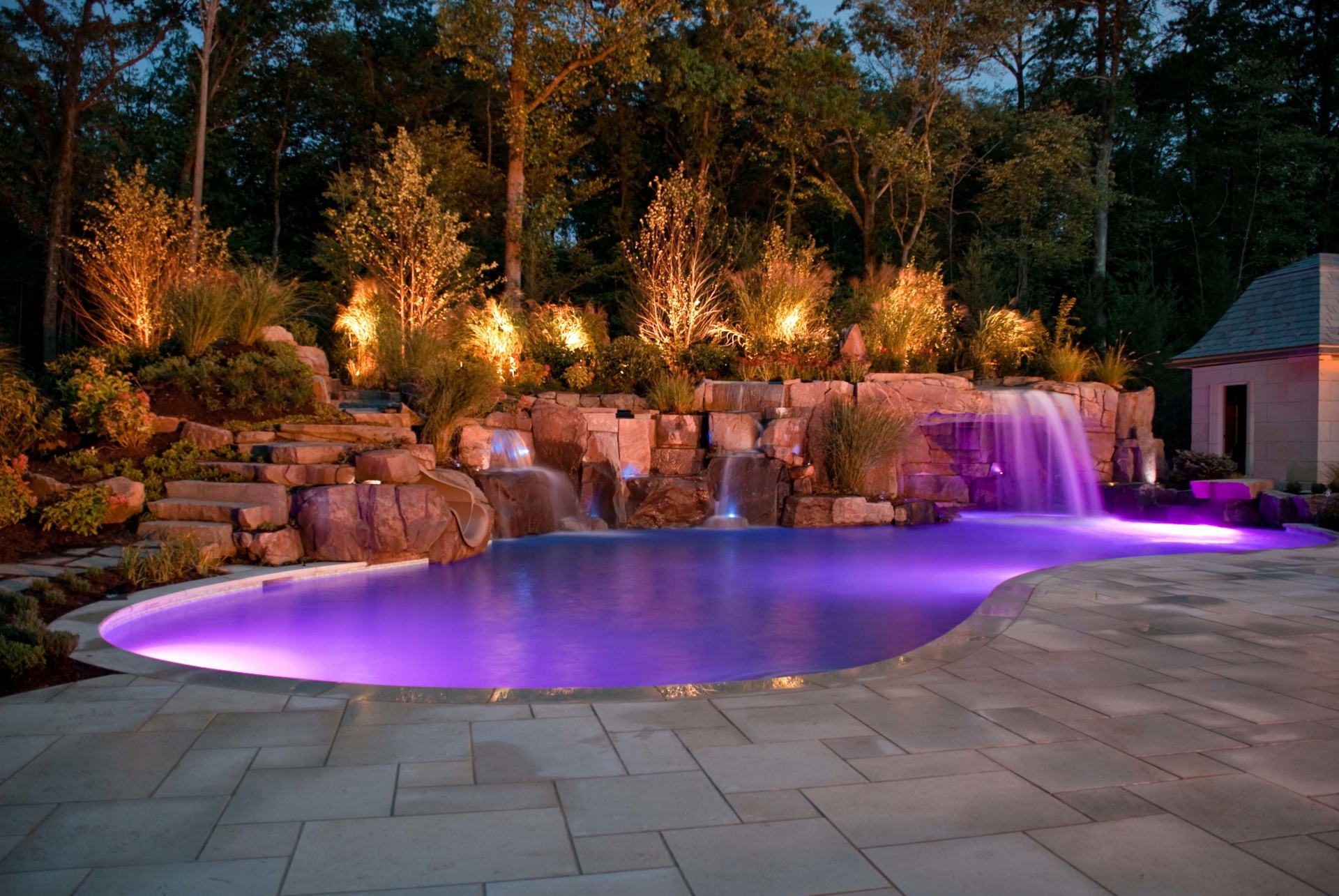 Bể bơi được lấy nước từ hệ thống chảy qua những viên đá phía trên giống như một dòng suối, cộng thêm ánh đèn màu tím ombre khiến cho bể bơi này trông giống như một trốn thần tiên vậy.