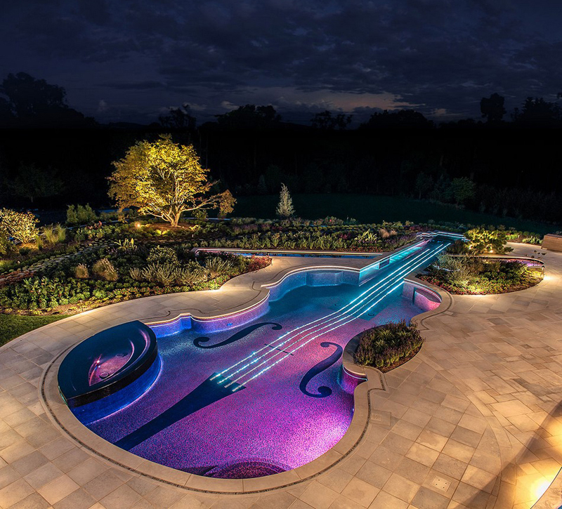 Thiết kế bể bơi hình cây đàn guitar độc đáo, lại cộng thêm ánh đèn màu fantasy ảo diệu càng khiến cho bể bơi này lung linh.
