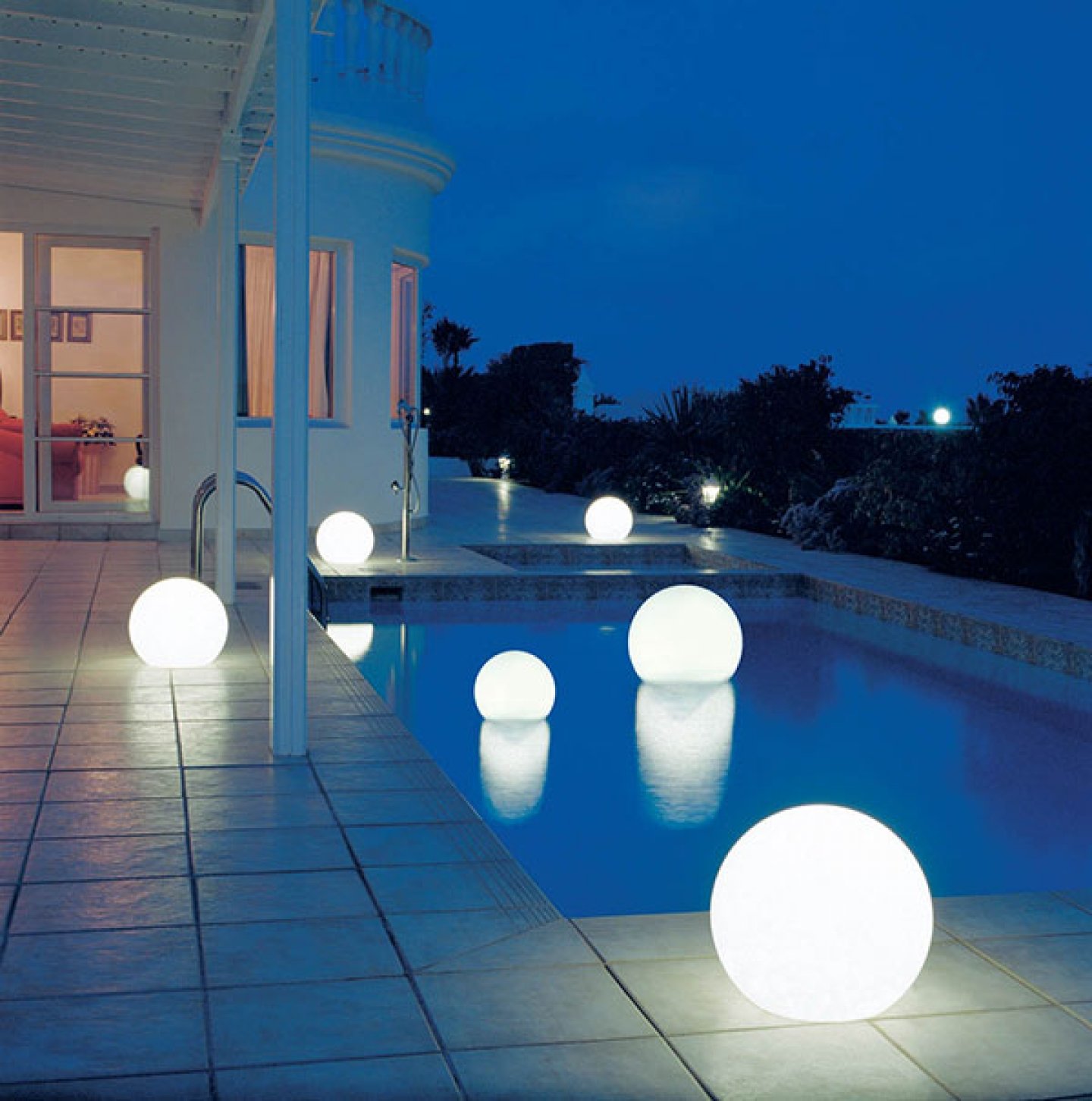 Những bóng đèn tròn màu trắng vừa có thể nổi trên mặt nước trong bể bơi, vừa có thể đặt ở các góc xung quanh bể bơi cũng là một cách thêm ánh đèn mới lạ cho nhà bạn.