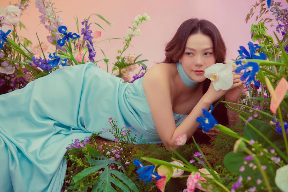 “Mẹ bầu” Minh Hằng rạng rỡ trong bộ ảnh sinh nhật tuổi 36