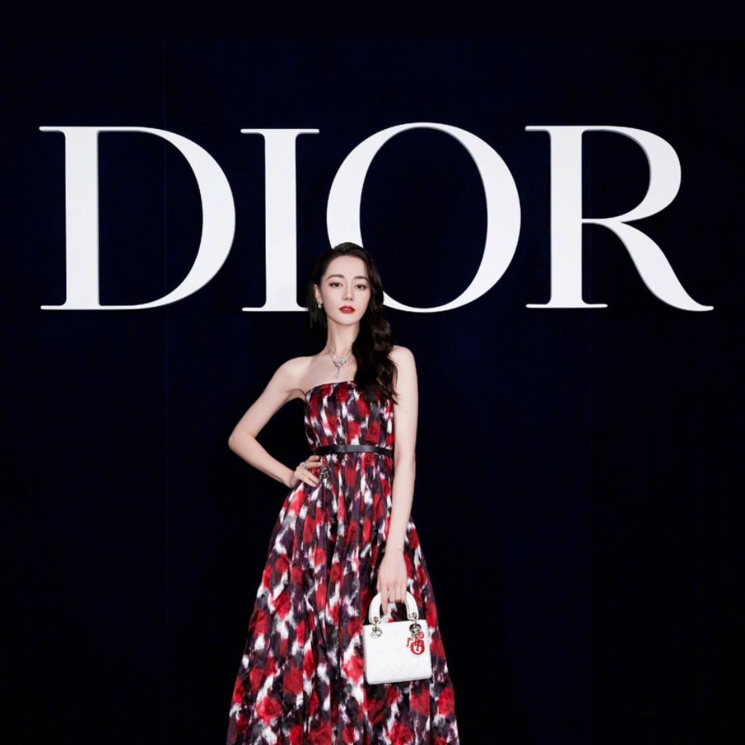 Địch Lệ Nhiệt Ba gây chú ý tại sự kiện Dior, ảnh chưa chỉnh sửa để lộ khuyết điểm làn da