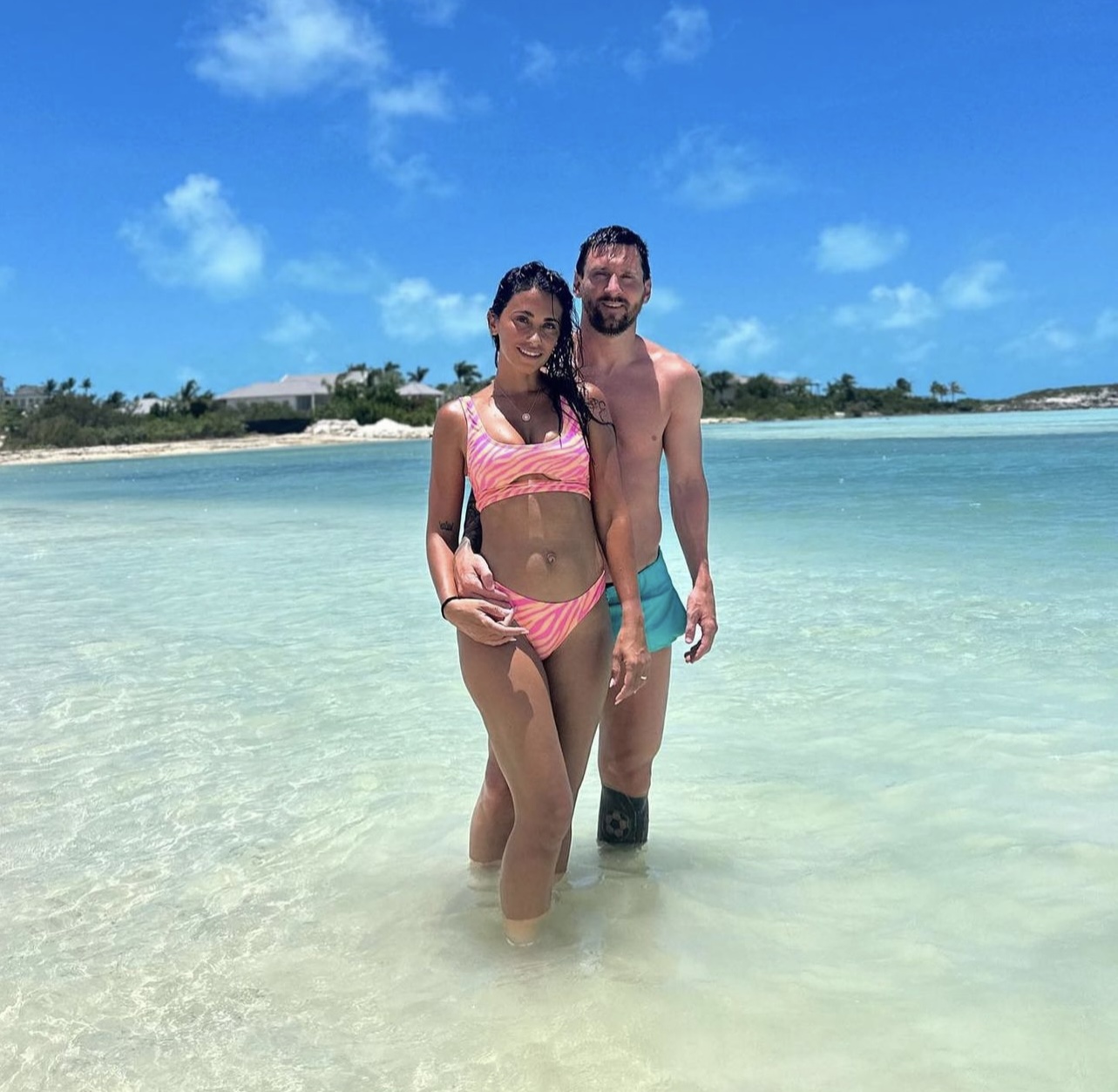 Messi hạnh phúc bên vợ