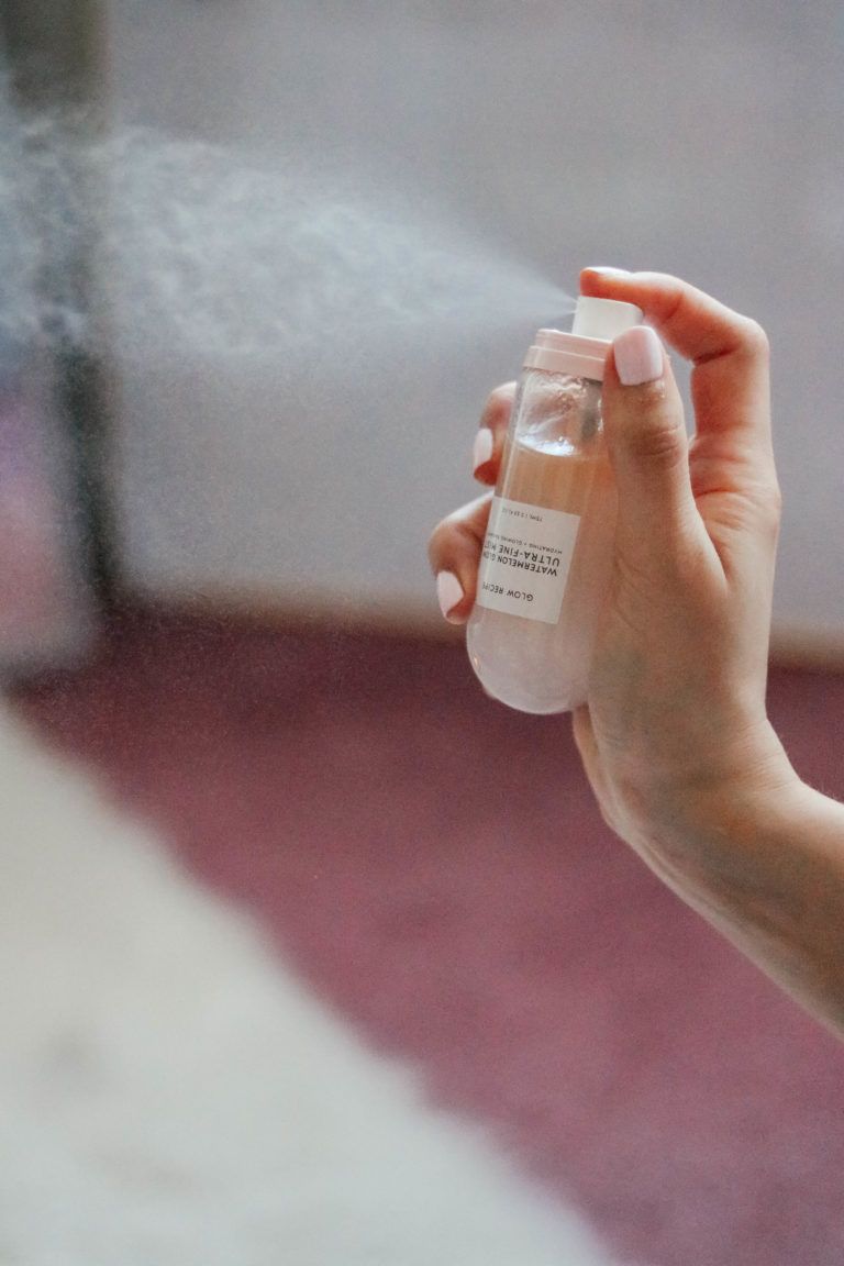 3 Loại xịt khoáng chứa SPF sẽ là "trợ thủ đắc lực" của bạn trong mùa hè này