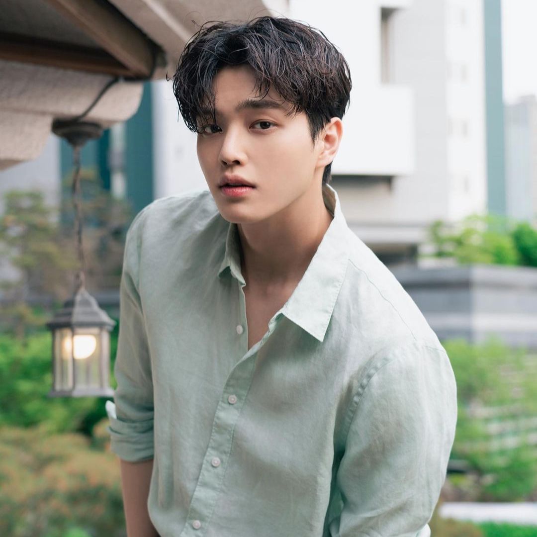 4 thỏi son dưỡng môi tinh tế phù hợp cho nam giới như Cha Eun Woo, Monsta X Kihyun và Song Kang