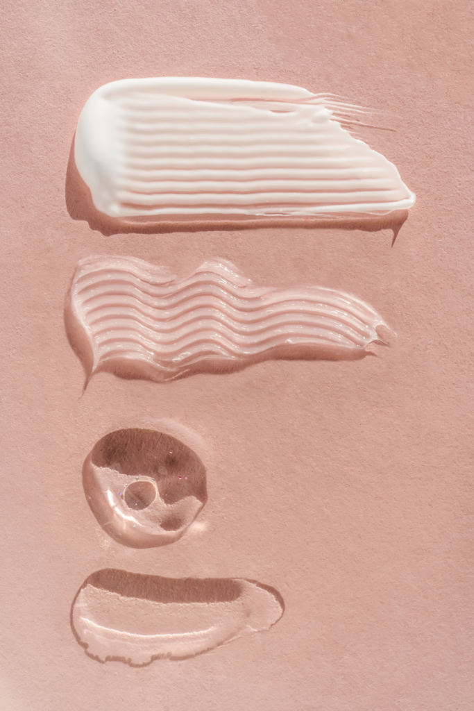 Sử dụng retinol quá mạnh mẽ, thường xuyên hoặc ở nồng độ quá cao, đặc biệt là khi da đã bị kích ứng do tiếp xúc với ánh nắng mặt trời, có thể gây khó chịu. Da bong tróc khi dùng retinol là dấu hiệu của kích ứng và làm cho da của bạn trở nên nhạy cảm hơn với ánh nắng mặt trời và tình trạng tăng sắc tố do tác động của tia tử ngoại