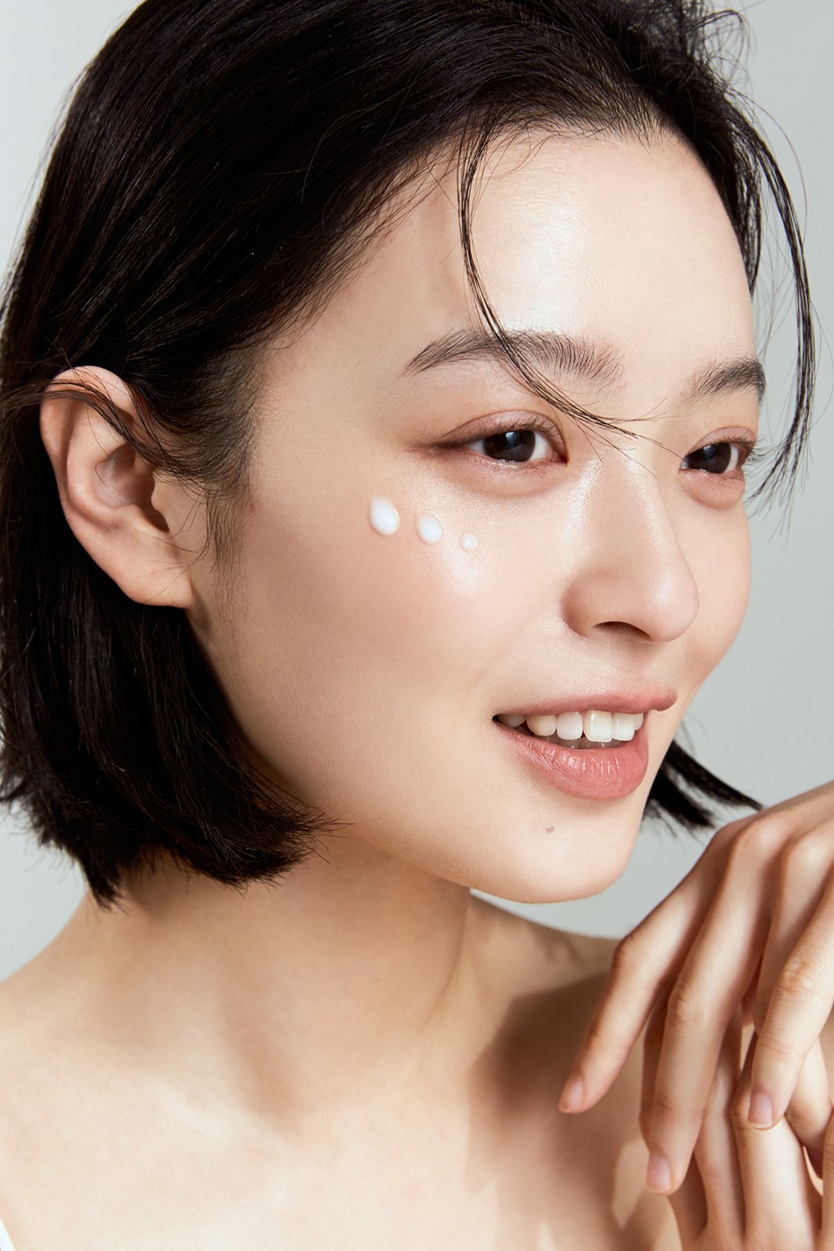 Khi bạn chuẩn bị cho kỳ nghỉ biển hoặc có ý định tiếp xúc với nắng lâu hơn, cần xem xét thêm một số yếu tố. Bên cạnh kem chống nắng, hãy mặc đồ bảo vệ như nón và kính râm, và tìm bóng mát vào thời gian nắng mạnh từ 10 giờ sáng đến 2 giờ chiều