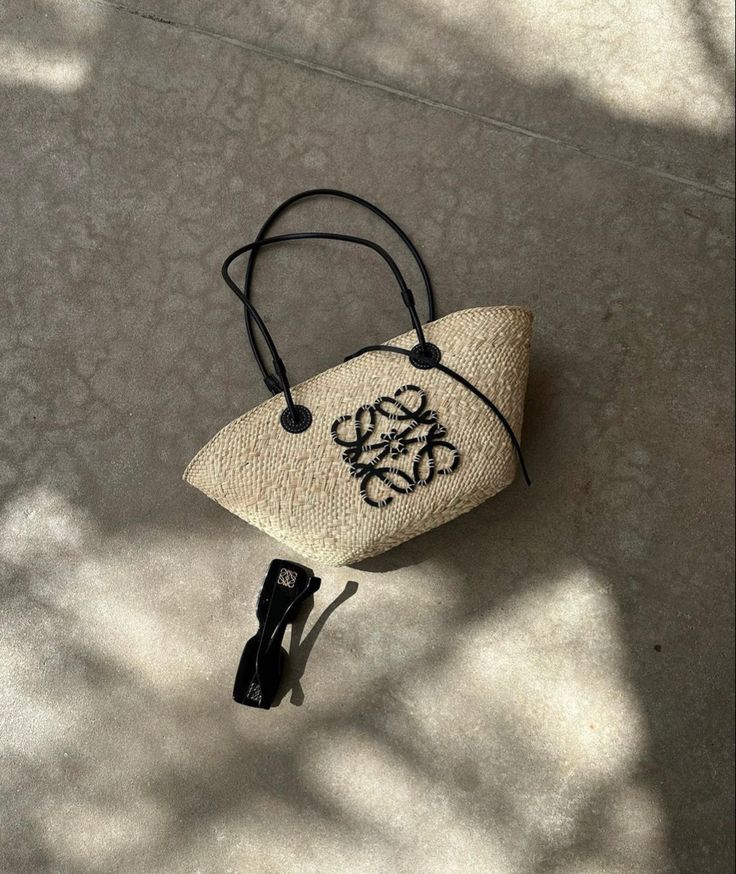 Được tạo nên từ chất liệu thân thiện với môi trường, túi raffia đã ghi điểm với các thương hiệu hàng đầu như Loewe, Prada và Celine. Sự thịnh hành không ngừng của dòng túi này trong mùa hè chứng tỏ nó không chỉ đem lại vẻ du lịch mà còn tích hợp sự ứng dụng cao