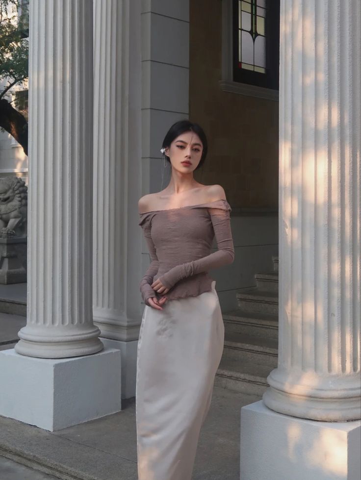 Chân váy maxi không chỉ là lựa chọn hoàn hảo để kết hợp cùng baby tee, crop top mà còn thể hiện phong cách trẻ trung và phóng khoáng khi dạo phố trong những ngày nắng hè