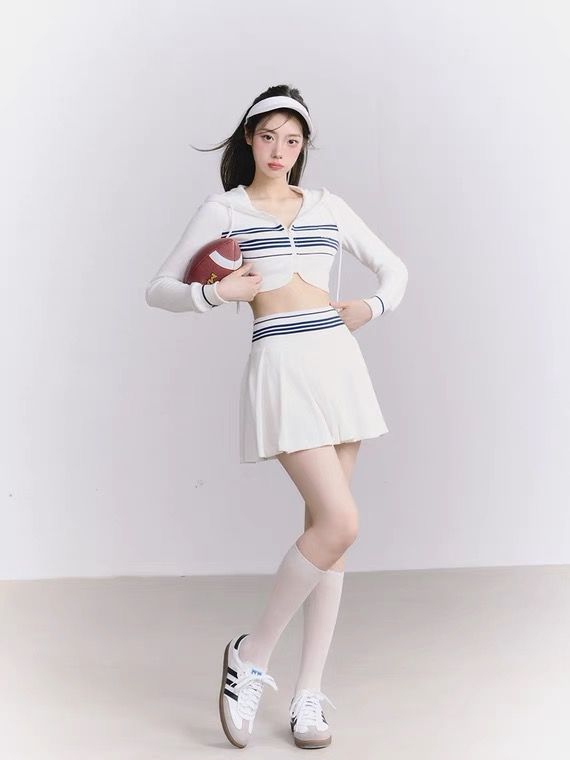 Xu hướng tenniscore không ngừng tạo sức hút trong mùa hè, mang đến vẻ ngoại hình khỏe khoắn kết hợp cùng vẻ nữ tính và tinh tế. Chân váy tennis, áo ba lỗ và set trang phục thể thao màu trắng đã trở thành phần không thể thiếu trong bộ sưu tập hàng ngày của nhiều người