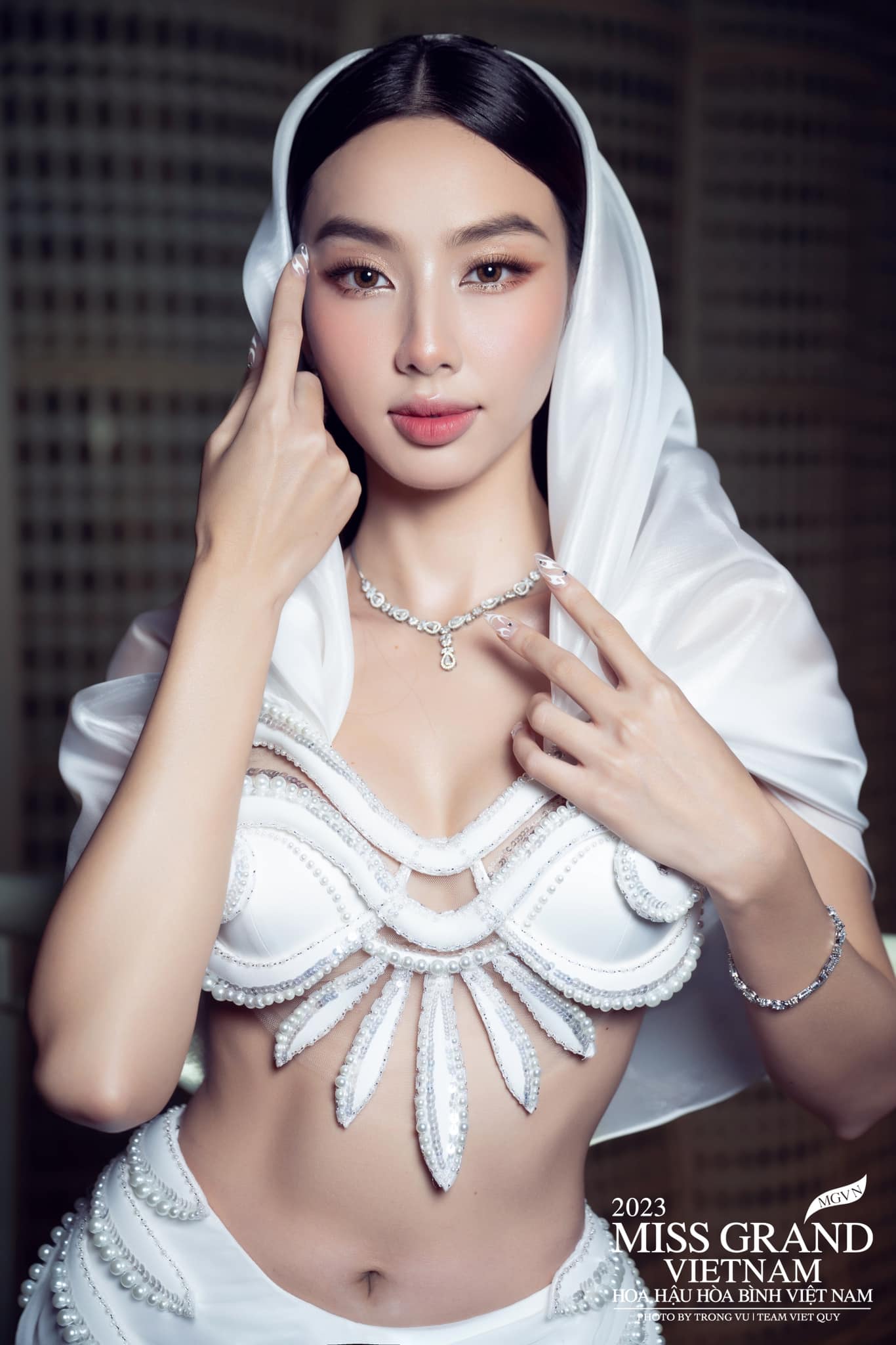 Để tôn vinh giá trị của sự kiện VNBFF5, Thuỳ Tiên và Lương Thuỳ Linh đã chọn cho mình những bộ trang phục sang trọng và thu hút ánh nhìn. Trong số đó, Thuỳ Tiên diện chiếc váy xuyên thấu đính kết kim cương, kết hợp cùng đôi giày cao gót mảnh khảnh