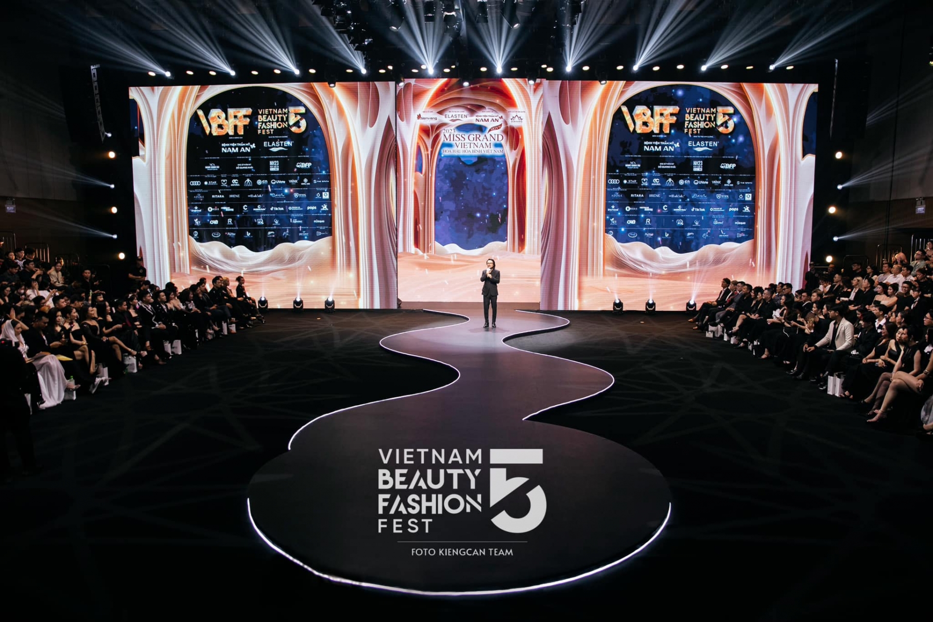 Sự kiện Vietnam Beauty Fashion Fest 5 (VNBFF5) đã thu hút sự quan tâm của rất nhiều người, đặc biệt là những tín đồ yêu thời trang và làm đẹp. Trong số đó, hai gương mặt được mong chờ là Thuỳ Tiên và Lương Thuỳ Linh