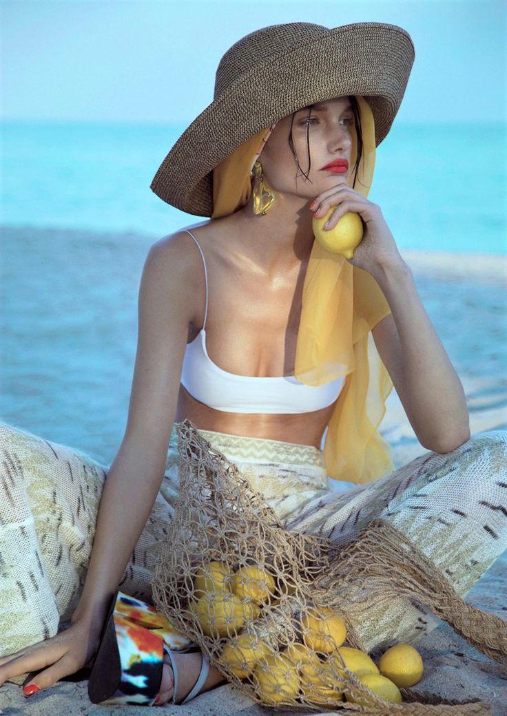 Ánh sáng xanh không chỉ có khả năng tác động lên da mà còn đặc biệt nguy hiểm hơn cả tia UVA, vì da thường không thể hiện ra bất kỳ biểu hiện nào như đỏ rát hay bỏng rát khi bị tổn thương. Điều này làm cho chúng ta khó nhận biết làn da đang bị tổn thương và mức độ tổn hại như thế nào