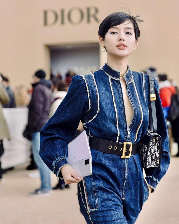 Thậm chí, Khánh Linh còn có cơ hội tham gia Paris Fashion Week - một sự kiện thời trang hàng đầu thế giới