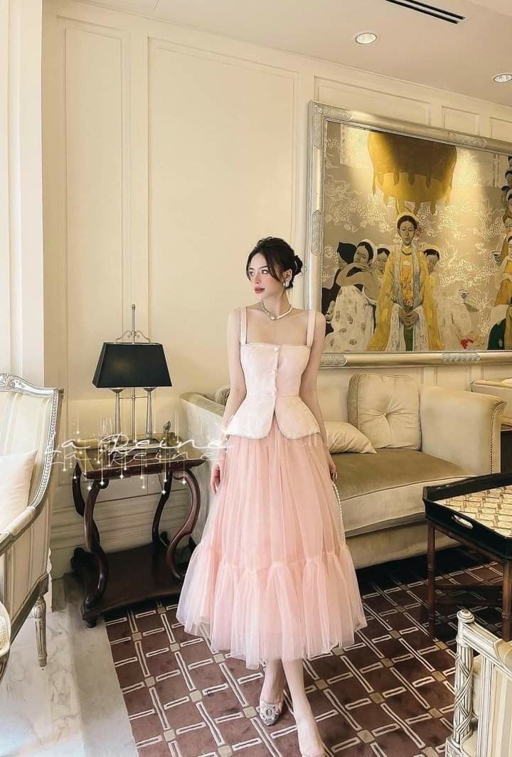 Khi những ngày hè oi ả dần khép lại, ta bước chân vào những khoảnh khắc lãng mạn và thư thái của những ngày đầu thu dịu ngọt. Cùng với sự thay đổi của thời tiết, thời trang của phái đẹp cũng đang trải qua sự biến đổi tươi mới, hướng tới những tông màu nền nã, nhẹ nhàng và phong cách bồng bềnh hơn