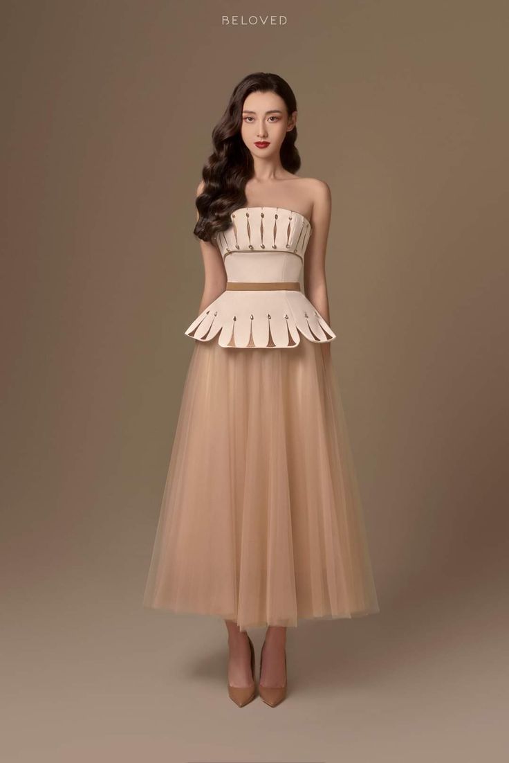 Là thời điểm lý tưởng để tạo điểm nhấn cho bộ sưu tập thời trang của mình, chân váy voan đang là lựa chọn hàng đầu mà phụ nữ Hàn Quốc ưa chuộng. Với chất liệu voan nhẹ nhàng, chân váy này mang lại một vẻ đẹp tinh tế và mềm mại, tạo cảm giác như những cánh hoa lay động dưới làn gió thu se se lạnh