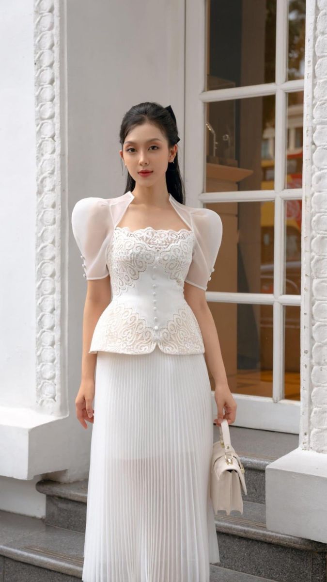 Chân váy voan không chỉ là một món đồ thời trang, mà còn là một câu chuyện về sự tương phản và sáng tạo. Dù bạn ưa chuộng phong cách nữ tính hay cá tính, chân váy voan đều là nguồn cảm hứng vô tận để tạo ra những trải nghiệm thời trang đa dạng và độc đáo trong mùa thu này