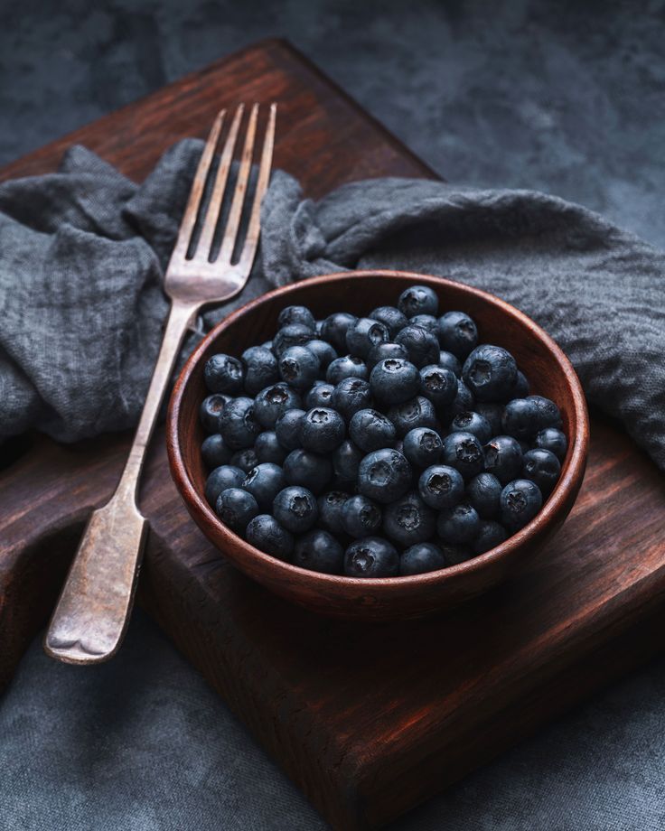 Với chỉ 80 calo mỗi cốc, việt quất không chỉ thấm vào vị giác mà còn đem đến 4g chất xơ, giúp duy trì cảm giác no lâu. Ngoài ra, việt quất còn là nguồn dồi dào các chất dinh dưỡng cần thiết như vitamin C, K và anthocyanin