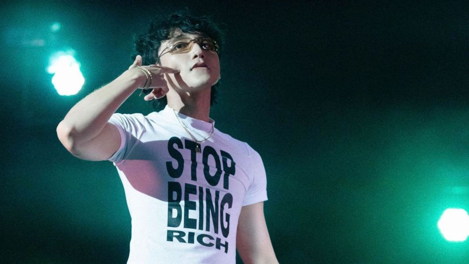 Sơn Tùng xuất hiện gây bão trong trang phục áo bó quần tụt liệu có lộ chiều cao thật? 