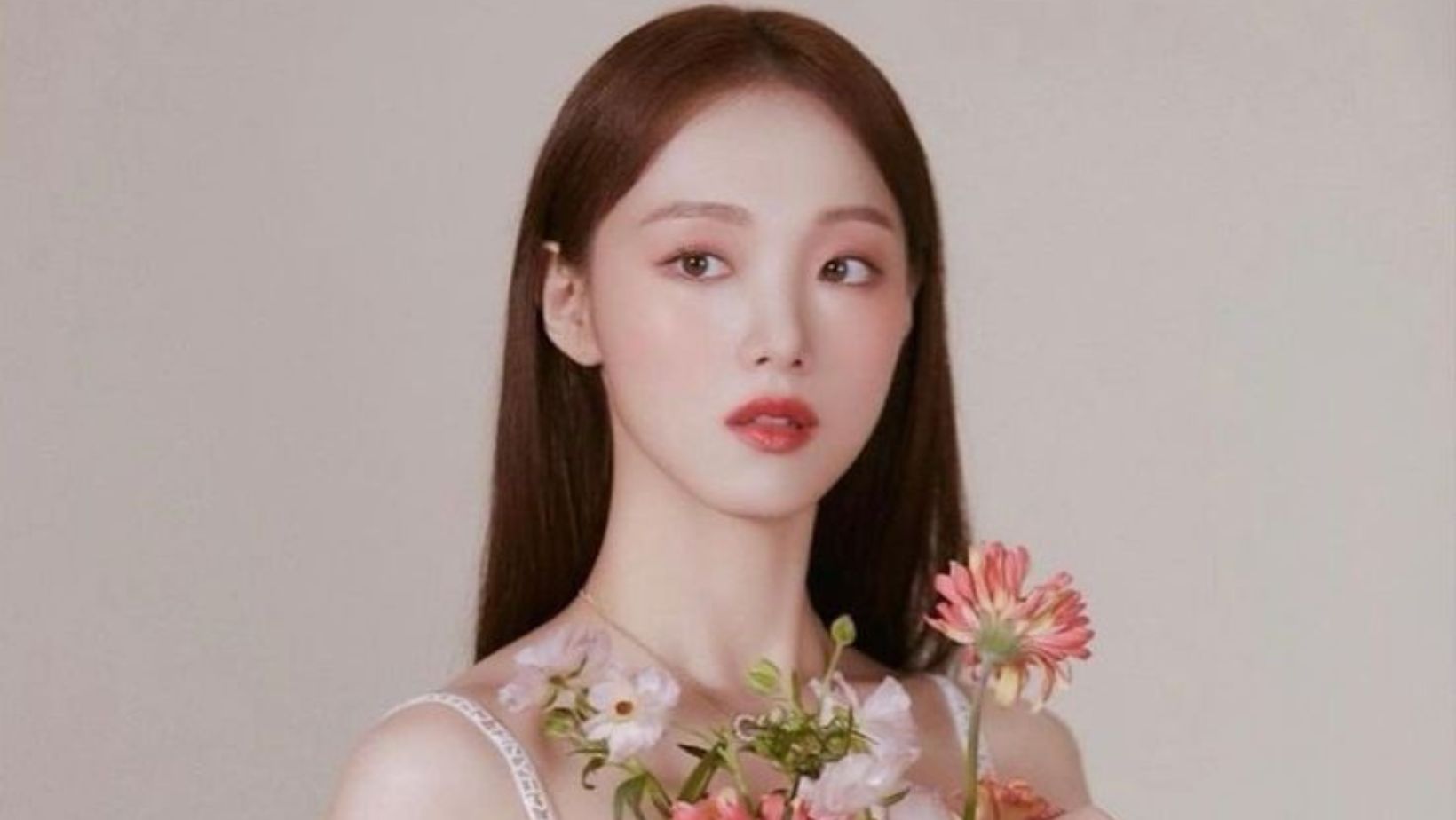 Ngồi điều hòa suốt ngày, nàng công sở chỉ cần nhớ đúng 4 điều thì da sẽ không xấu đi dù chỉ một chút