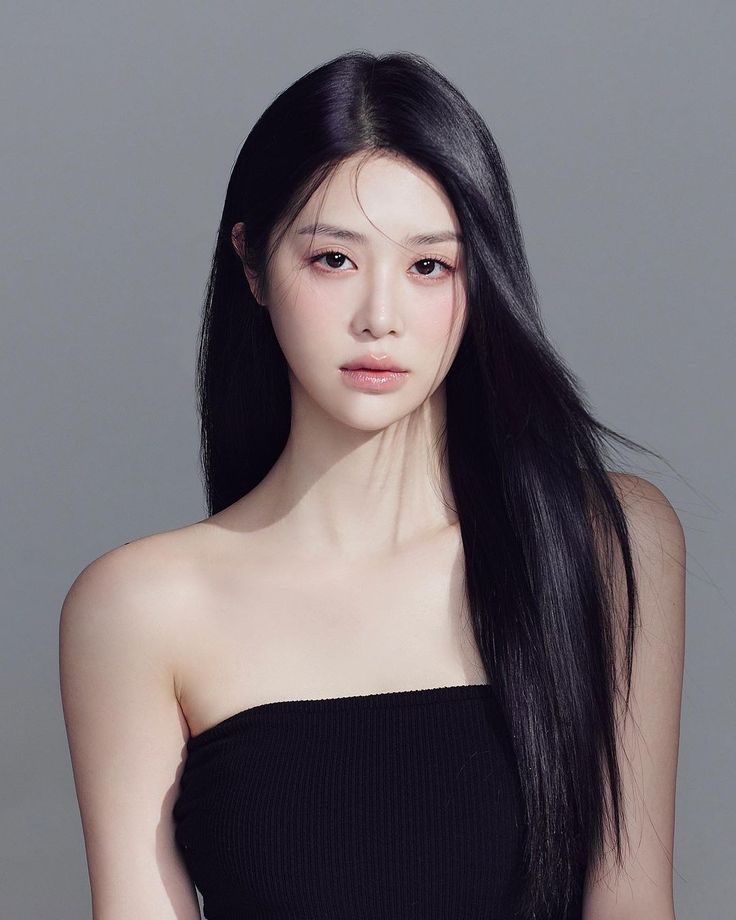 Những chất hoá học từ nước hoa xịt ga, gối sẽ dễ khiến cho tóc bạn hư hại