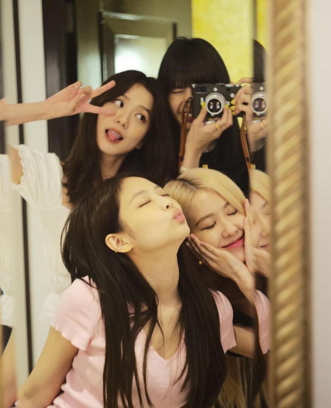 Truyền thông Hàn Quốc đưa tin chỉ thành viên Rosé của BlackPink tái ký hợp đồng với công ty YG