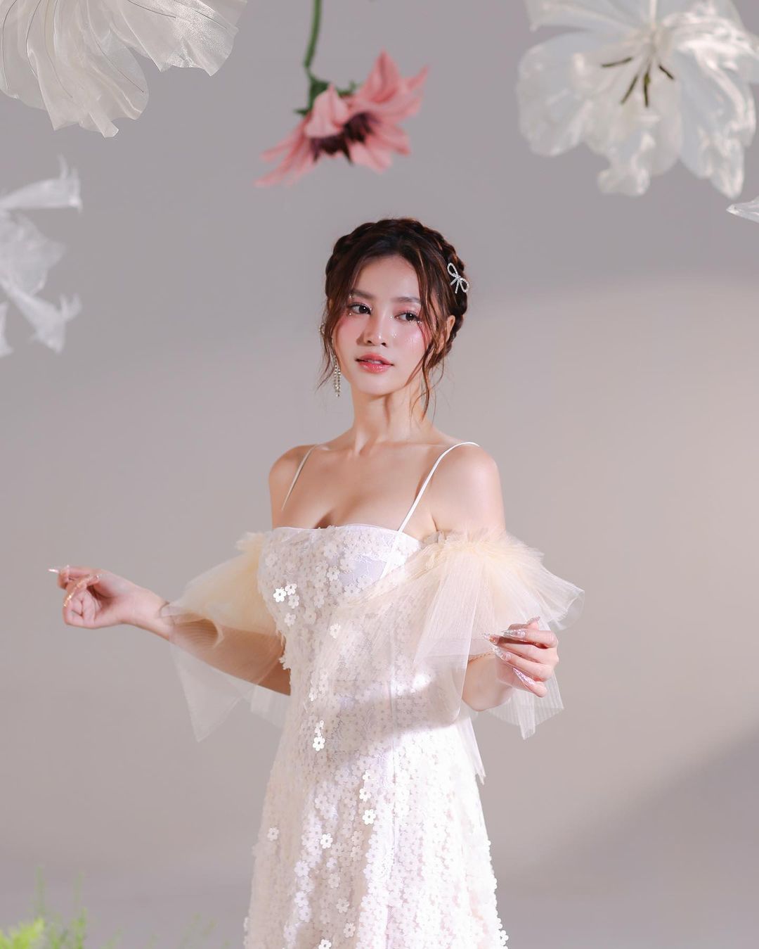 Trẻ trung năng động hay nữ tính điệu đà, nữ diễn viên 9X đều cân hết.