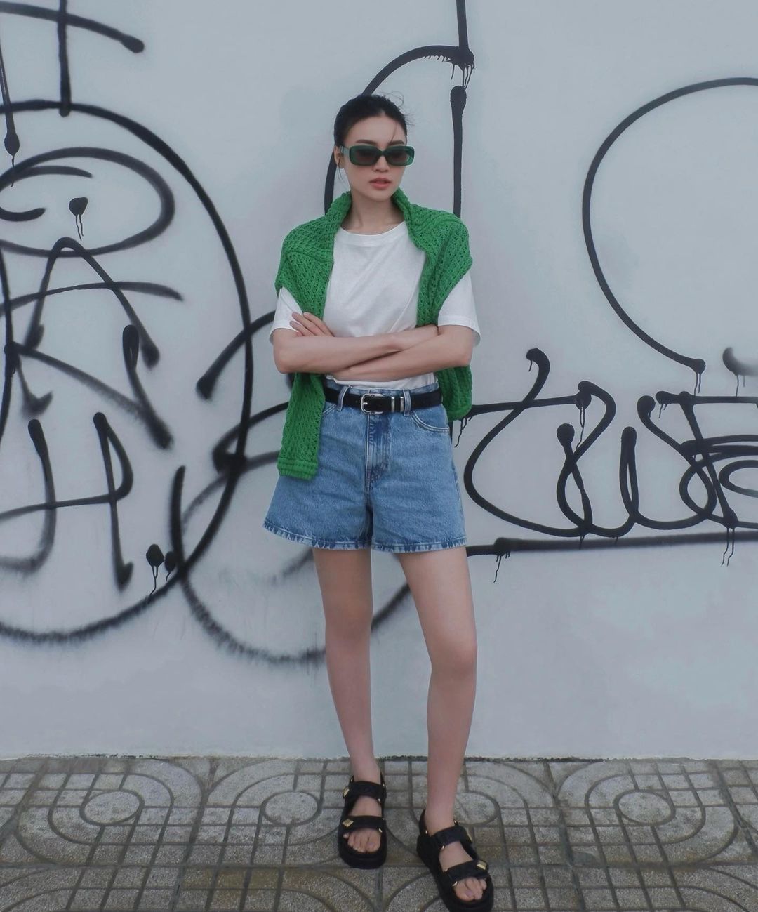 Ninh Dương Lan Ngọc phối áo thun in chữ nổi bật cùng quần short denim, bản phối này giúp ngọc nữ trẻ trung như Gen Z.