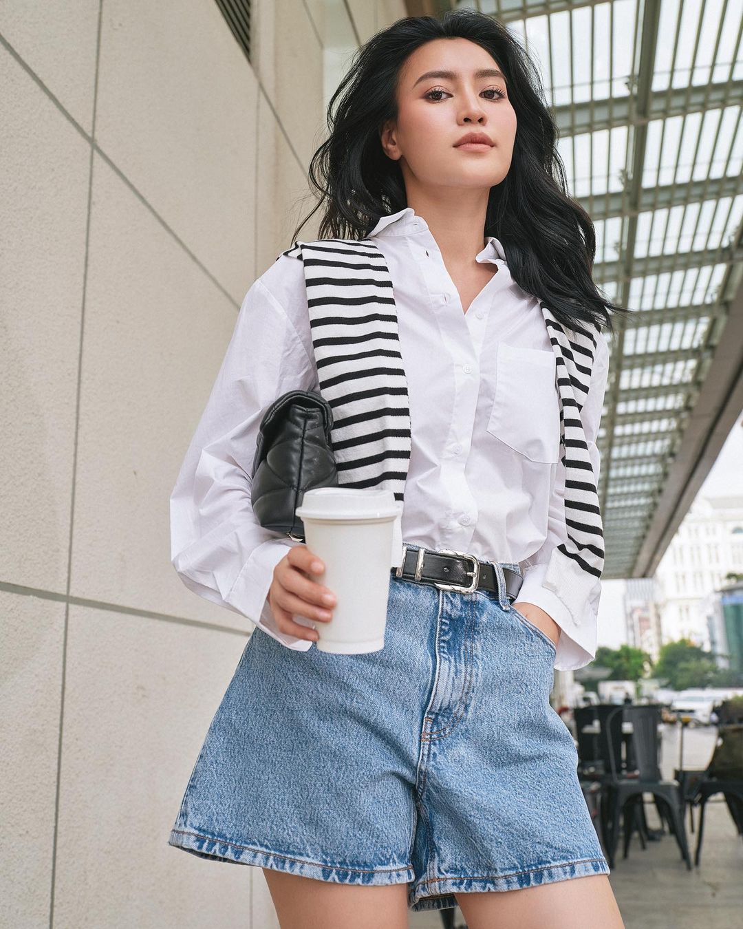 Phối áo sơ mi trắng cùng quần short denim, Ninh Dương Lan Ngọc nhấn nhá thêm thắt lưng, túi xách và sandal có màu sắc ton-sur-ton.