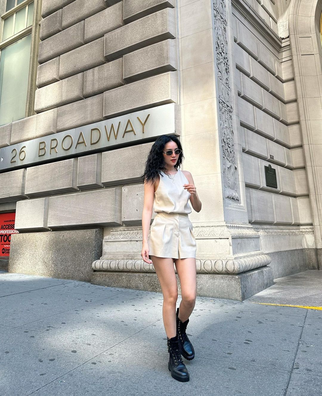 Áo ba lỗ kết hợp quần short tuy đơn giản nhưng chưa bao giờ lỗi thời.