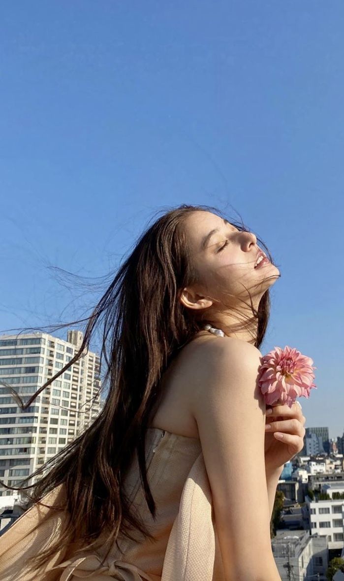 Chải tóc với lược thưa và gỡ rối