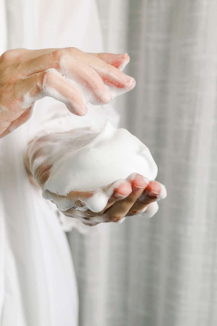 Việc gội đầu đúng cách và sử dụng sản phẩm phù hợp là yếu tố quan trọng để duy trì sức khỏe của tóc. 