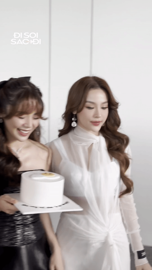 Nhan sắc Huyền Baby giữa dàn sao khủng sự kiện “Đạp gió”: Cam thường vẫn đẹp từng milimet