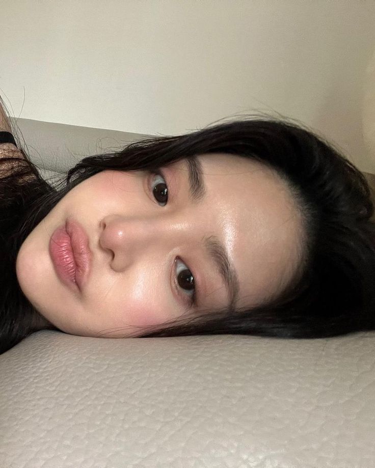 vùng da mỏng dưới mắt sẽ bắt đầu hình thành quầng thâm và bọng mắt.