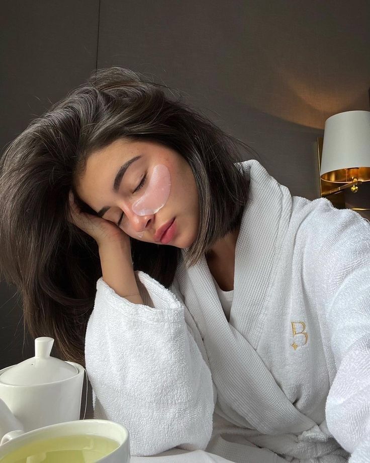 Bạn nên chú ý phân biệt các sản phẩm để có thể bảo vệ tối ưu vùng da mắt vốn dĩ đã mỏng manh của mình.