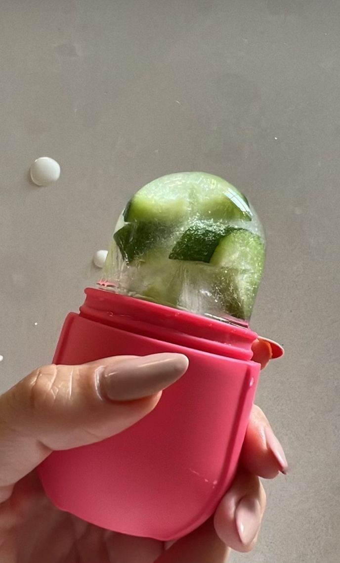 Nếu bạn thức dậy với đôi mắt sưng húp, quầng thâm thì chườm lạnh có thể giúp giảm sưng tấy và thu nhỏ các mạch máu đang giãn nở. Điều này có thể làm giảm sự xuất hiện của bọng mắt và giúp loại bỏ quầng thâm.