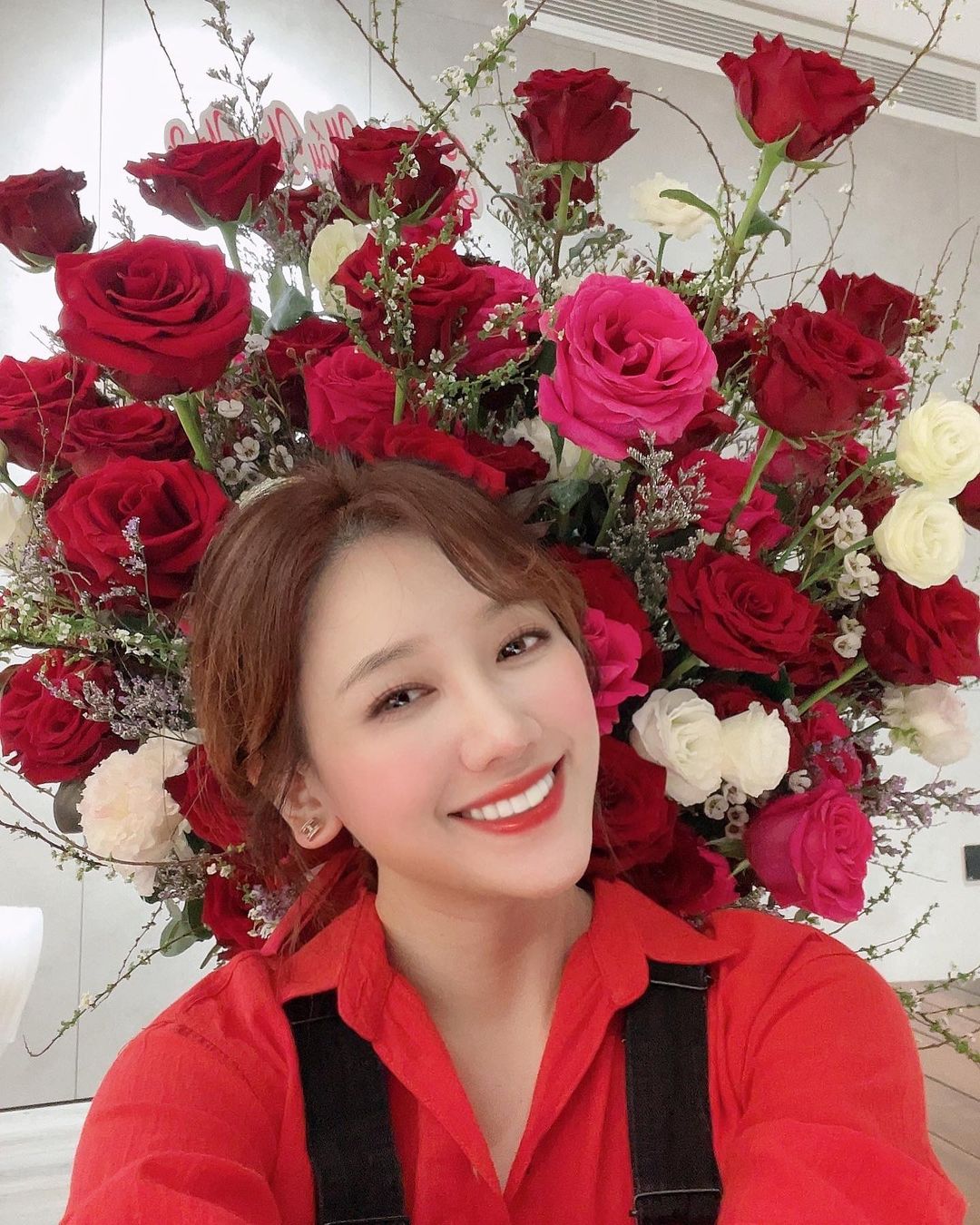 Người đẹp chú trọng các bước làm sạch cuối ngày và tăng cường dưỡng ẩm ban đêm với các sản phẩm như mặt nạ, kem dưỡng... để tạo điều kiện lý tưởng cho làn da tự tái tạo, khắc phục tổn thương.