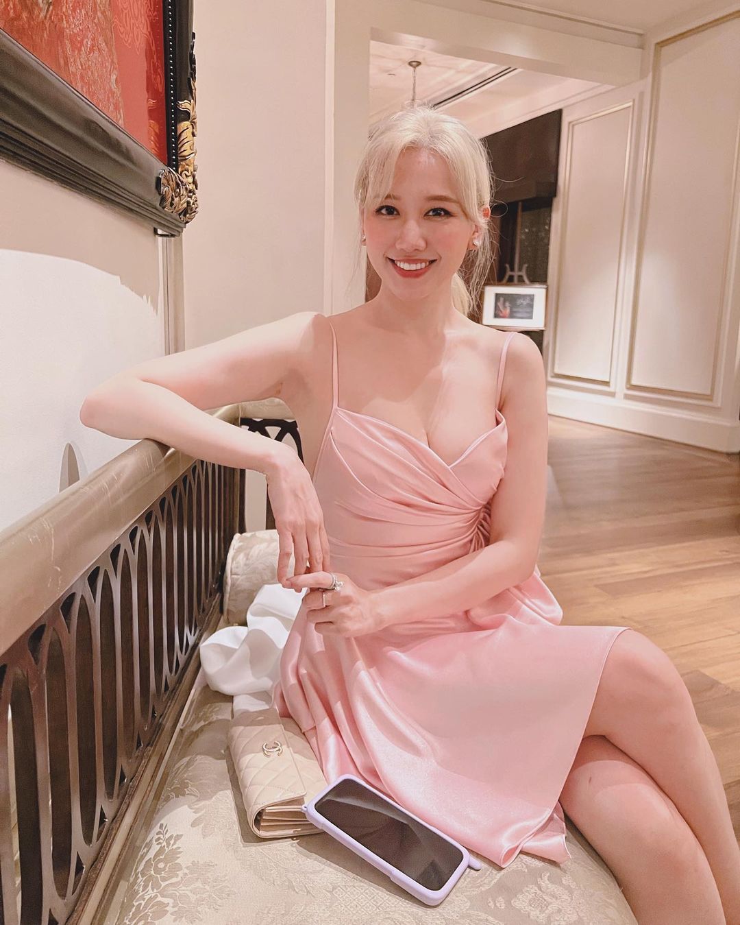 Vợ MC Trấn Thành có thói quen đi clinic để chăm sóc da chuyên sâu một lần mỗi tuần. Cô cũng thực hiện thủ thuật trị nám bằng laser giúp cải thiện độ đều màu của làn da, ngăn chặn việc hình thành các đốm tàn nhang, nám.